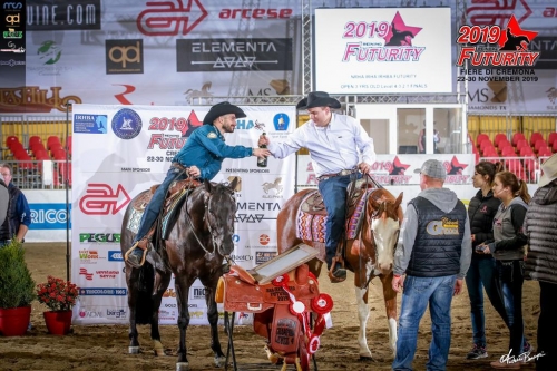 Mirko Midili con Not Black At All e Łukasz Czechowicz insieme a Copyride sono stati gli ultimi ad avere l’onore di salire sul podio nel 2019 come Irha/Nrha Futurity Level 4 Open Co-Champions